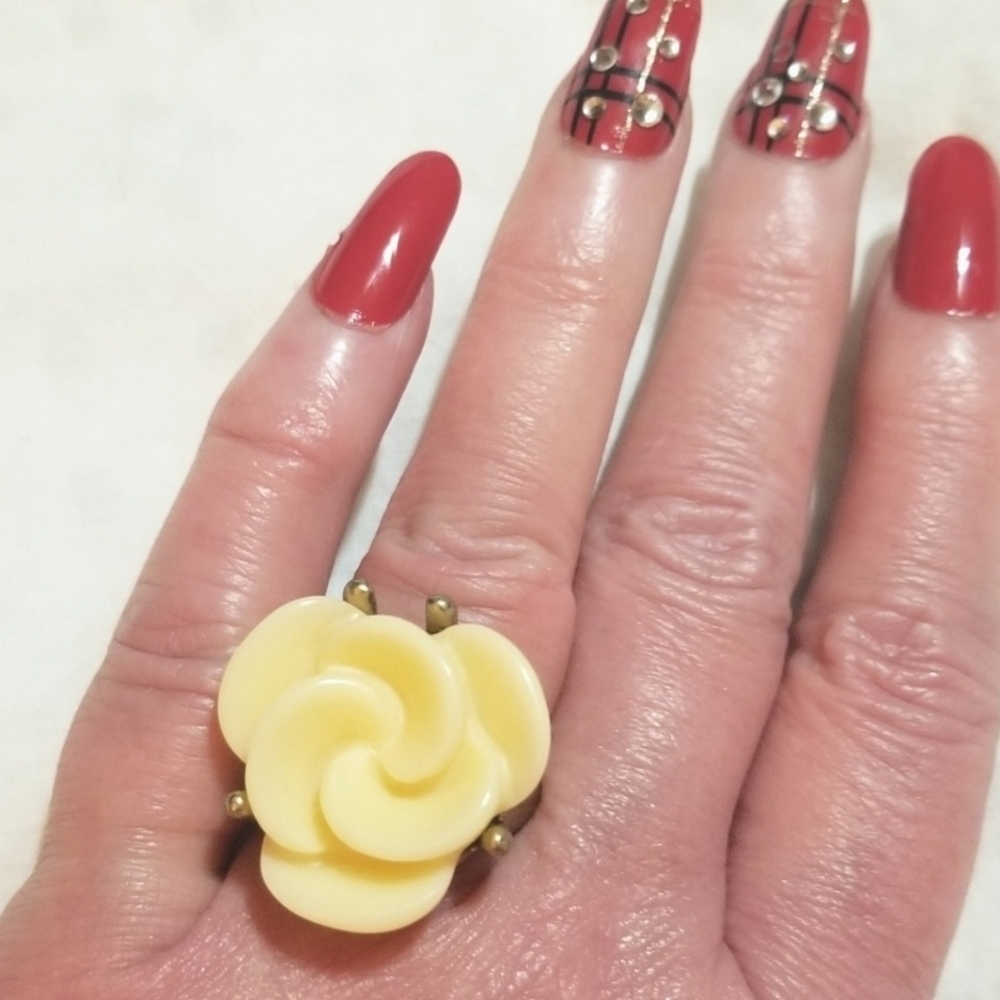 Oscar de la Renta Bold Beautiful Creme Rose Ring